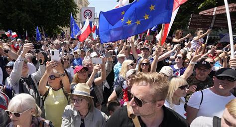 Warsaw City Hall: Half a million people turn out to protest Poland’s right-wing government